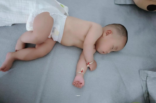 安陆几个月宝宝会抬头